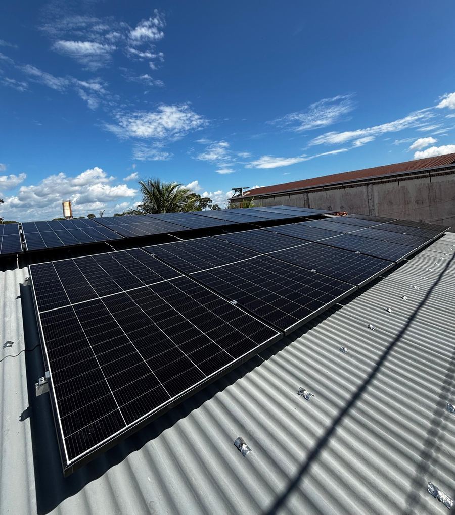 Painéis solares instalados pela Polaris Energy sobre um telhado metálico, sob o céu azul de Itaituba