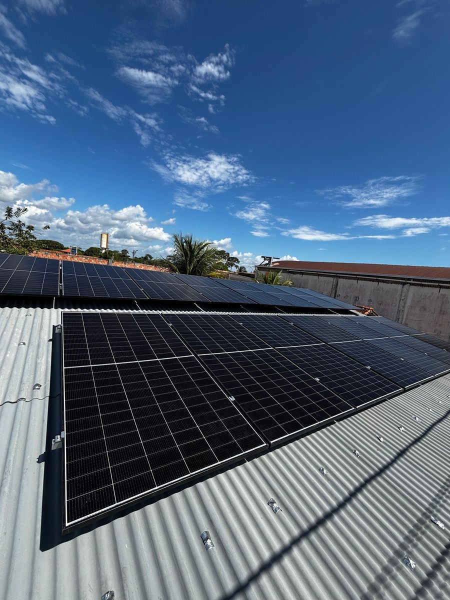Fileiras de painéis solares sobre telhado de galpão