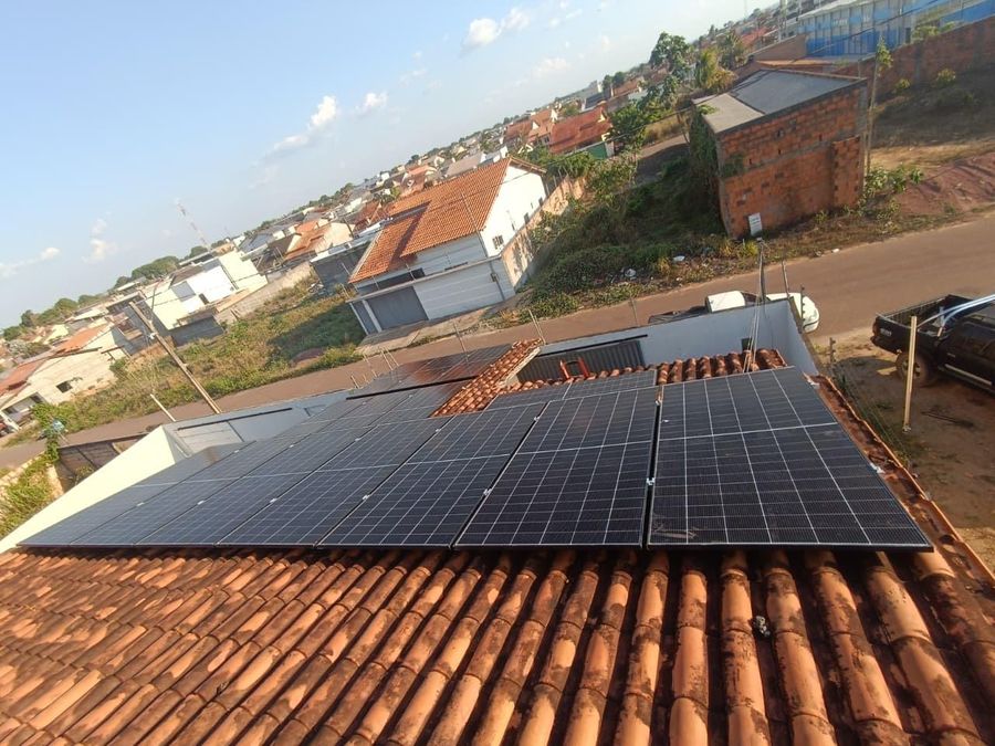 Painéis solares em telhado de cerâmica de uma residência